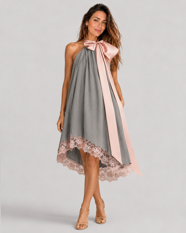 Beatriz | Vestido gris de satén con lazo rosa y encaje