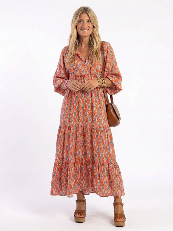 AMARA | ABITO MIDI A BALZE CON STAMPA GEOMETRICA E SCOLLO A V