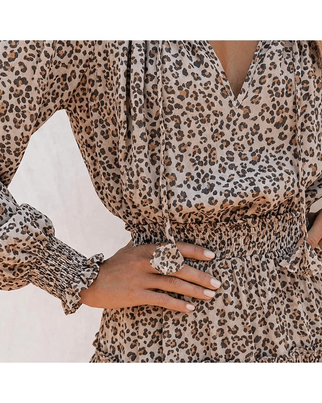 Ariana - Vestido mini con escote en V, manga larga y volantes - Camila Fashions