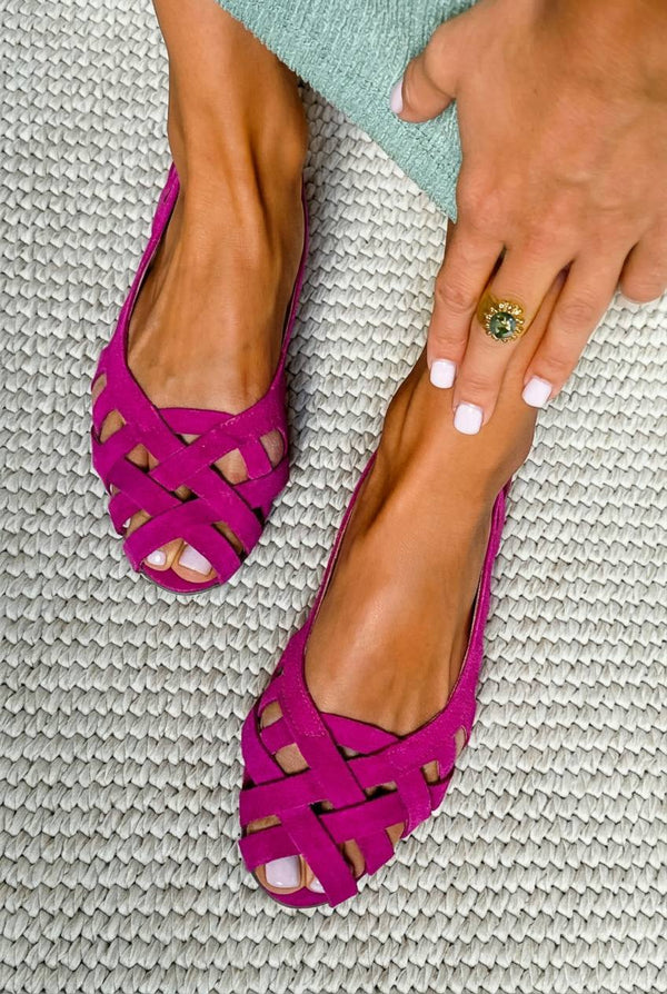 Casual low open-toe woven sandals with crossover straps