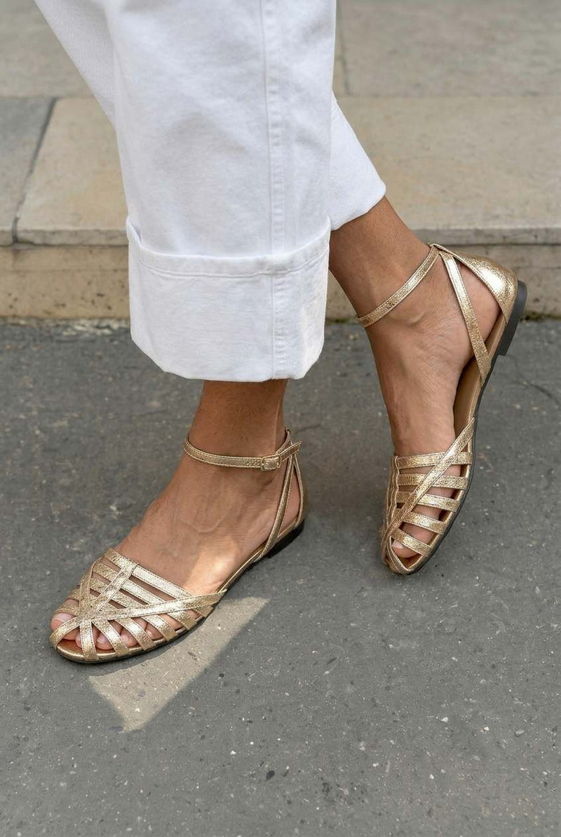Low closed-toe woven sandals with ankle strap