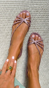 Marta | Sandalias doradas: elegancia veraniega