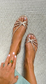 Marta | Sandalias doradas: elegancia veraniega