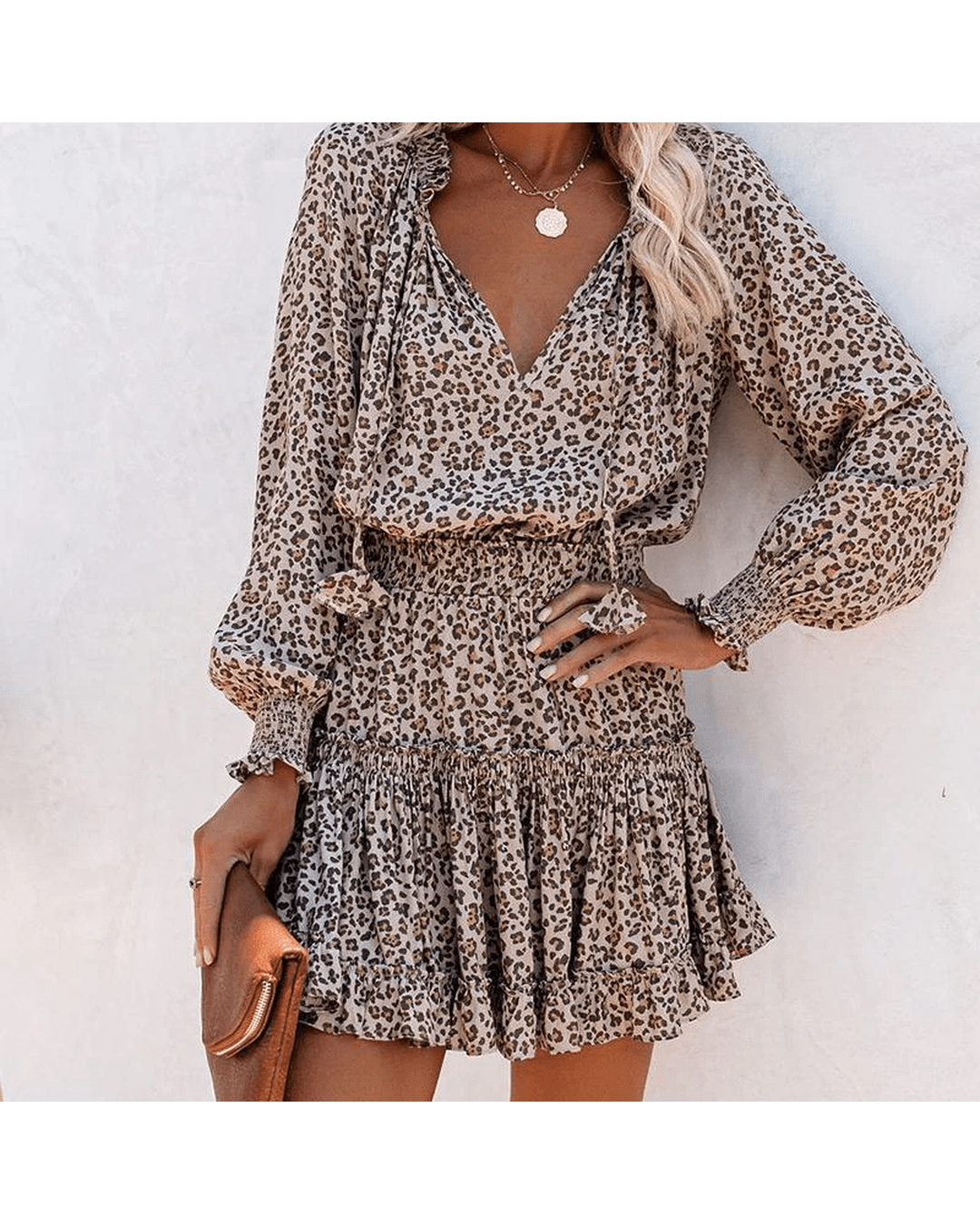 Ariana - Vestido mini con escote en V, manga larga y volantes - Camila Fashions